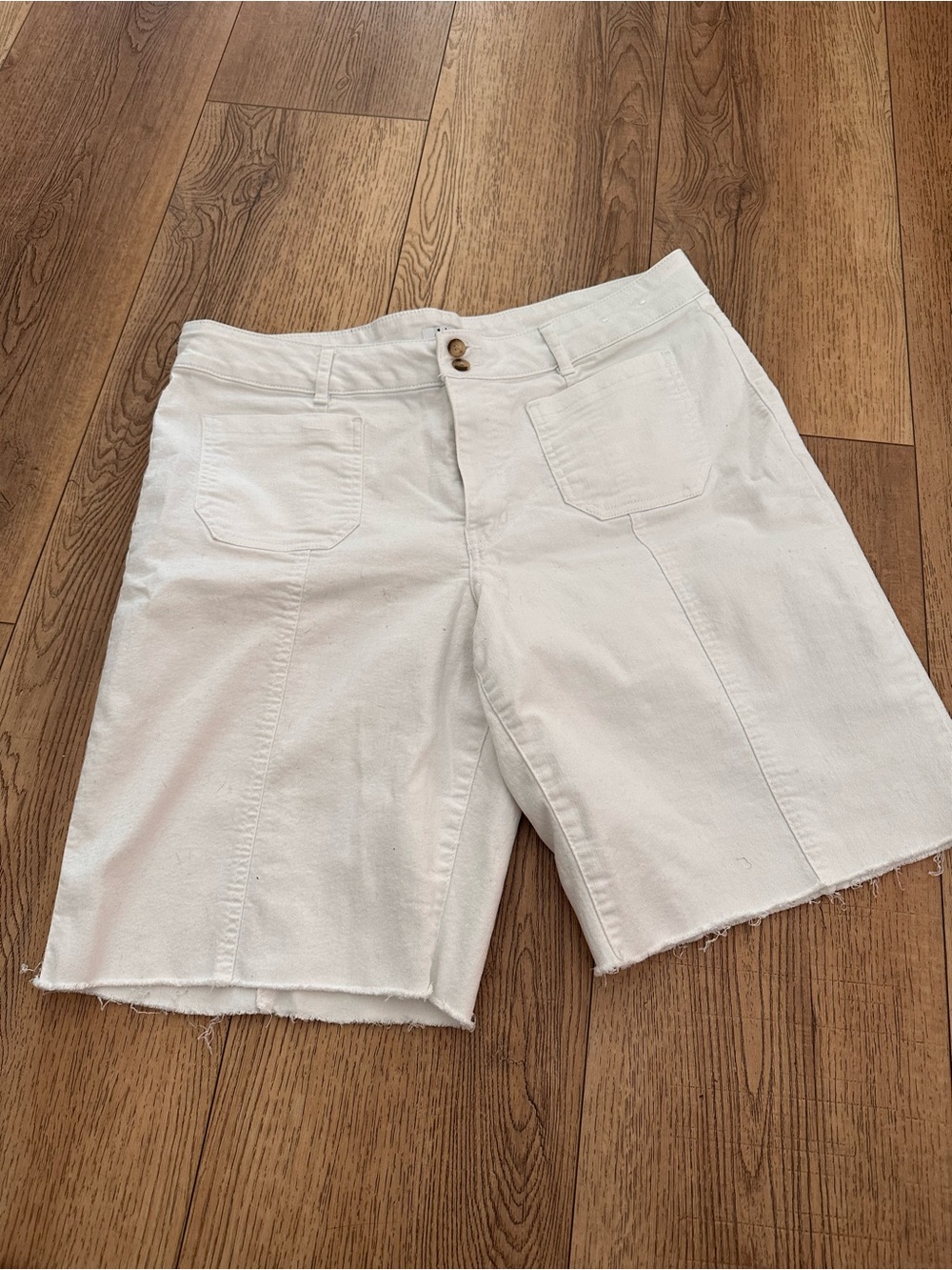 d. Jeans white Bermuda shorts
